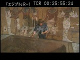 エジプト・遺跡・ツタンカーメンの王棺の前のザヒ博士