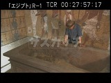 エジプト・遺跡・ツタンカーメンの王棺の前のザヒ博士
