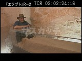 エジプト・遺跡・ツタンカーメンのミイラの説明をするザヒ博士