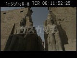 エジプト・遺跡・ルクソール神殿正面のラムセス２世