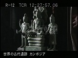 カンボジア・遺跡・プノンペン国立博物館・ナーガに坐る仏陀と脇侍