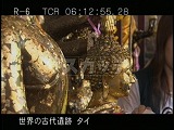 タイ・遺跡・アユタヤ・ワット・ヤイチャイモンコン・参詣・金箔を貼る