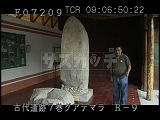 グアテマラ・遺跡・マヤ・ティカル博物館・館長・石碑31を案内