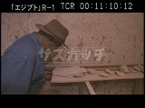 エジプト・遺跡・ツタンカーメンの石版を持って説明するザヒ・ハワス博士・ツタンカーメンの石版を持って説明するザヒ・ハワス博士・ツタンカーメンの石版を持って説明するザヒ・ハワス博士